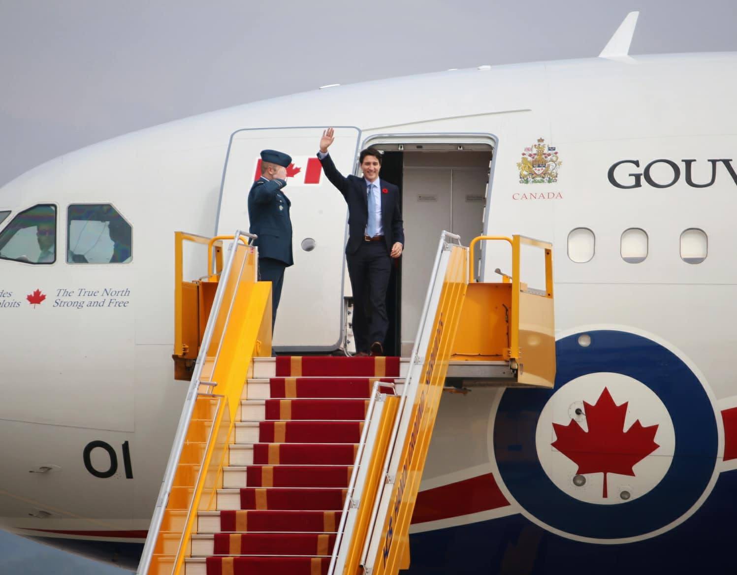 Chuyên cơ chở Thủ tướng Canada Justin Trudeau tới Hà Nội - Ảnh 4.