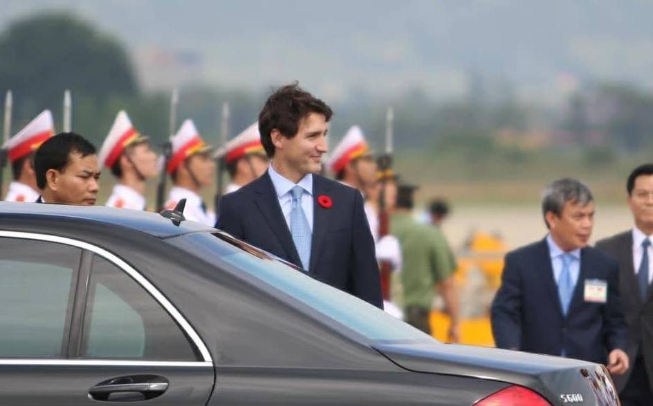 Chuyên cơ chở Thủ tướng Canada Justin Trudeau tới Hà Nội - Ảnh 9.