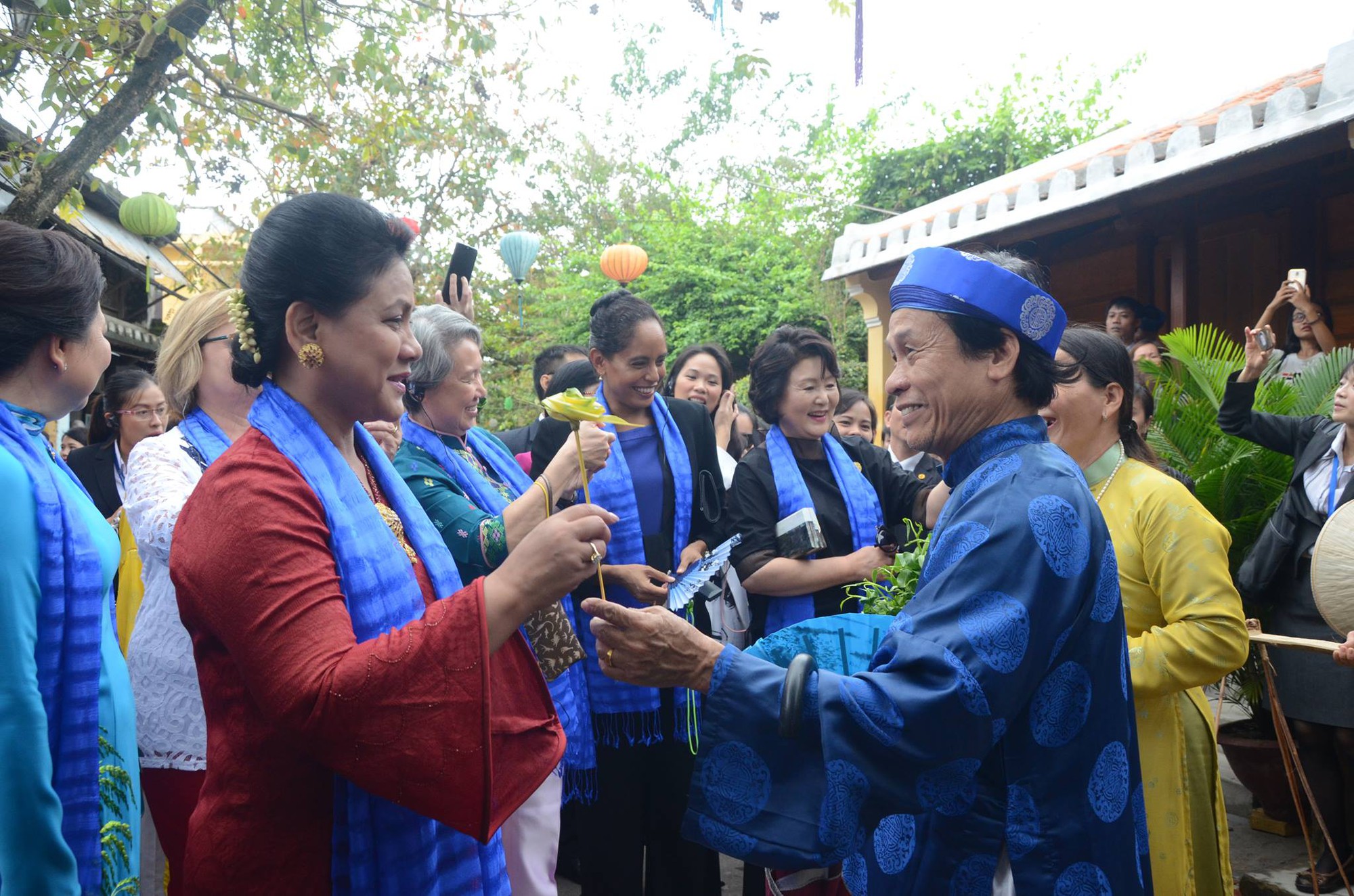 APEC 2017: Phu nhân các nhà lãnh đạo thích thú thăm Hội An - Ảnh 7.