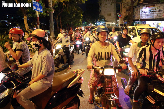 Đường nào cũng kẹt, dân Sài Gòn mệt mỏi trở về nhà - Ảnh 4.