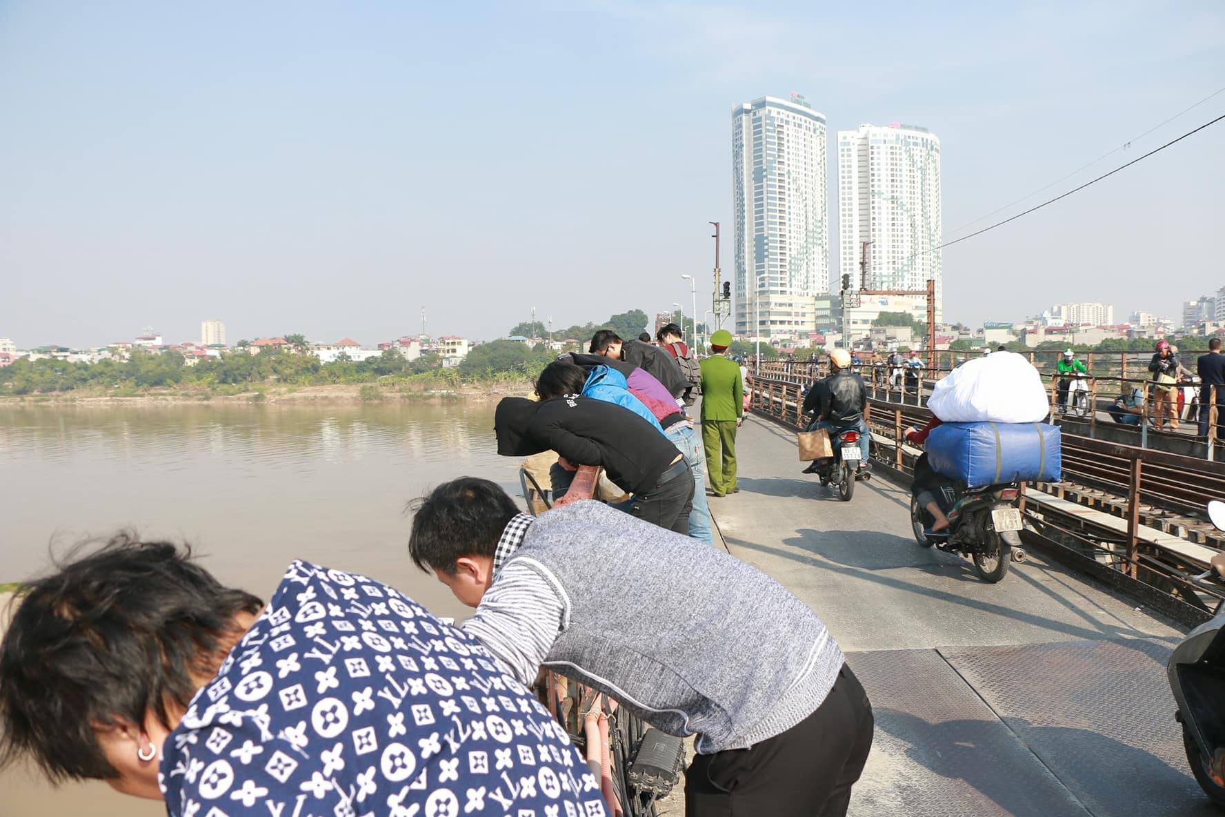 Đã trục vớt quả bom lớn nằm sát trụ cầu Long Biên - Ảnh 6.