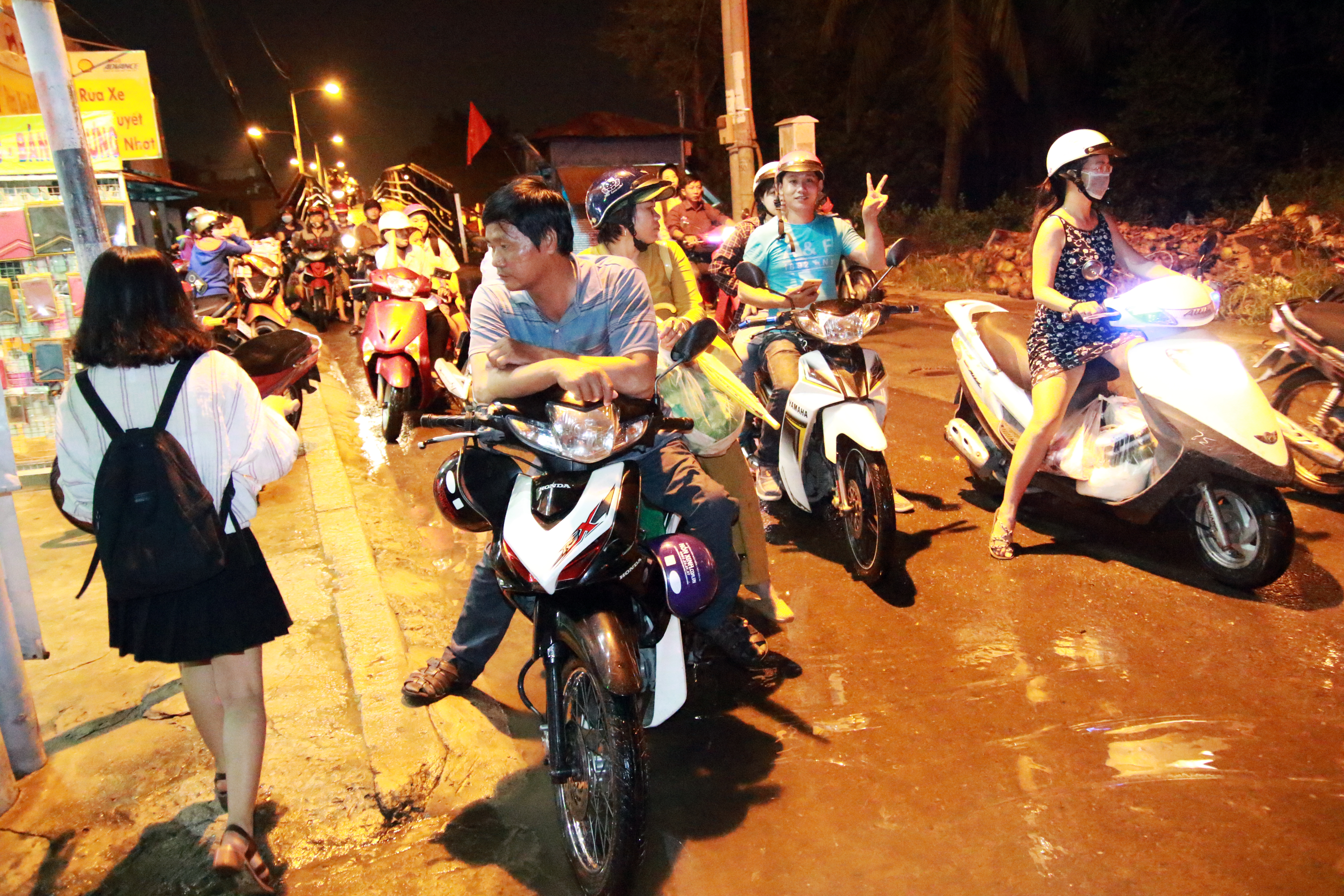 Sài Gòn hụp lặn trong nước ngập đêm đầu tuần - Ảnh 20.
