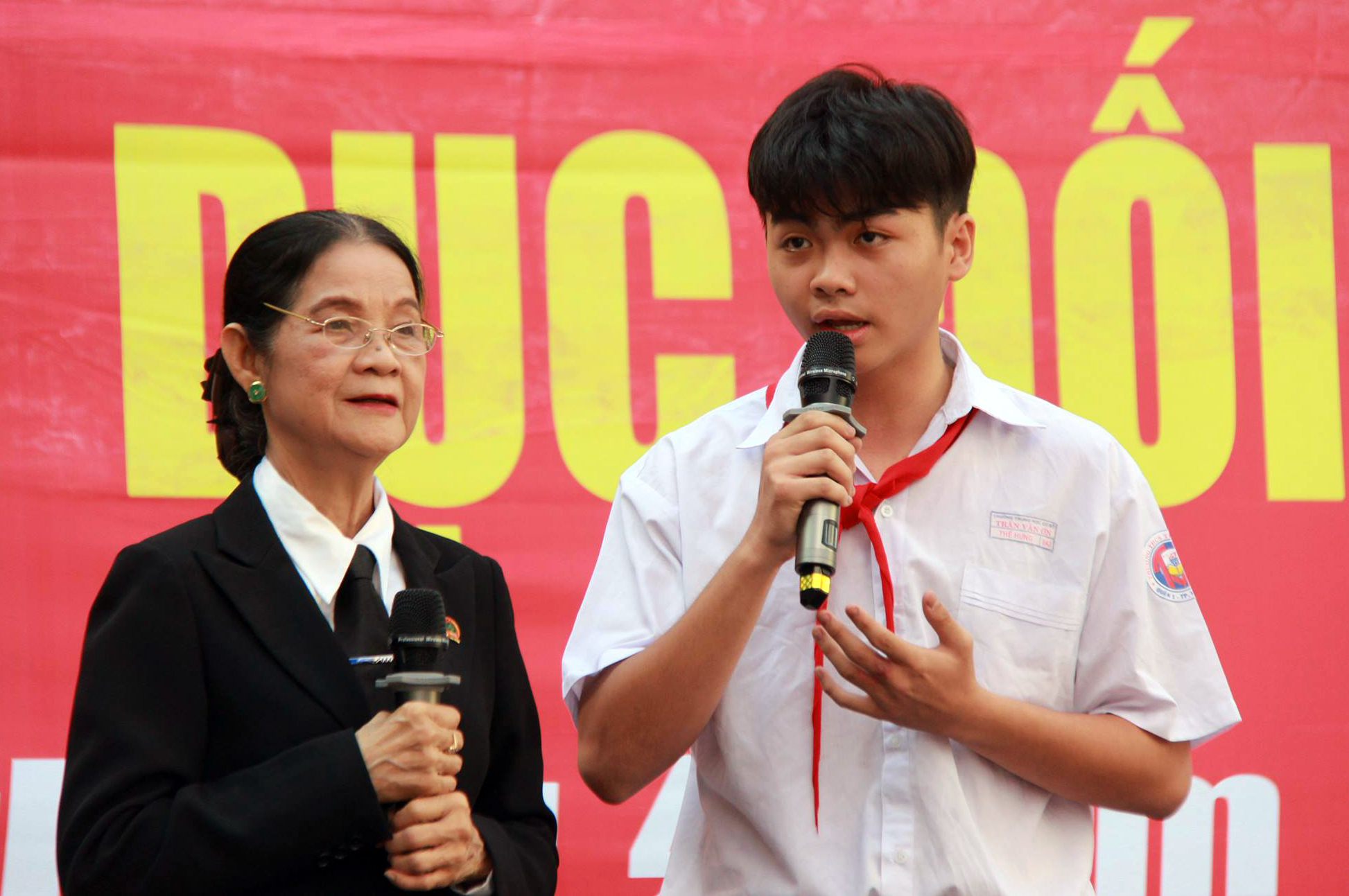 Một nam sinh hỏi luật sư về mức xử phạt so với những hành vi dâm ô, xâm hại con trẻ.