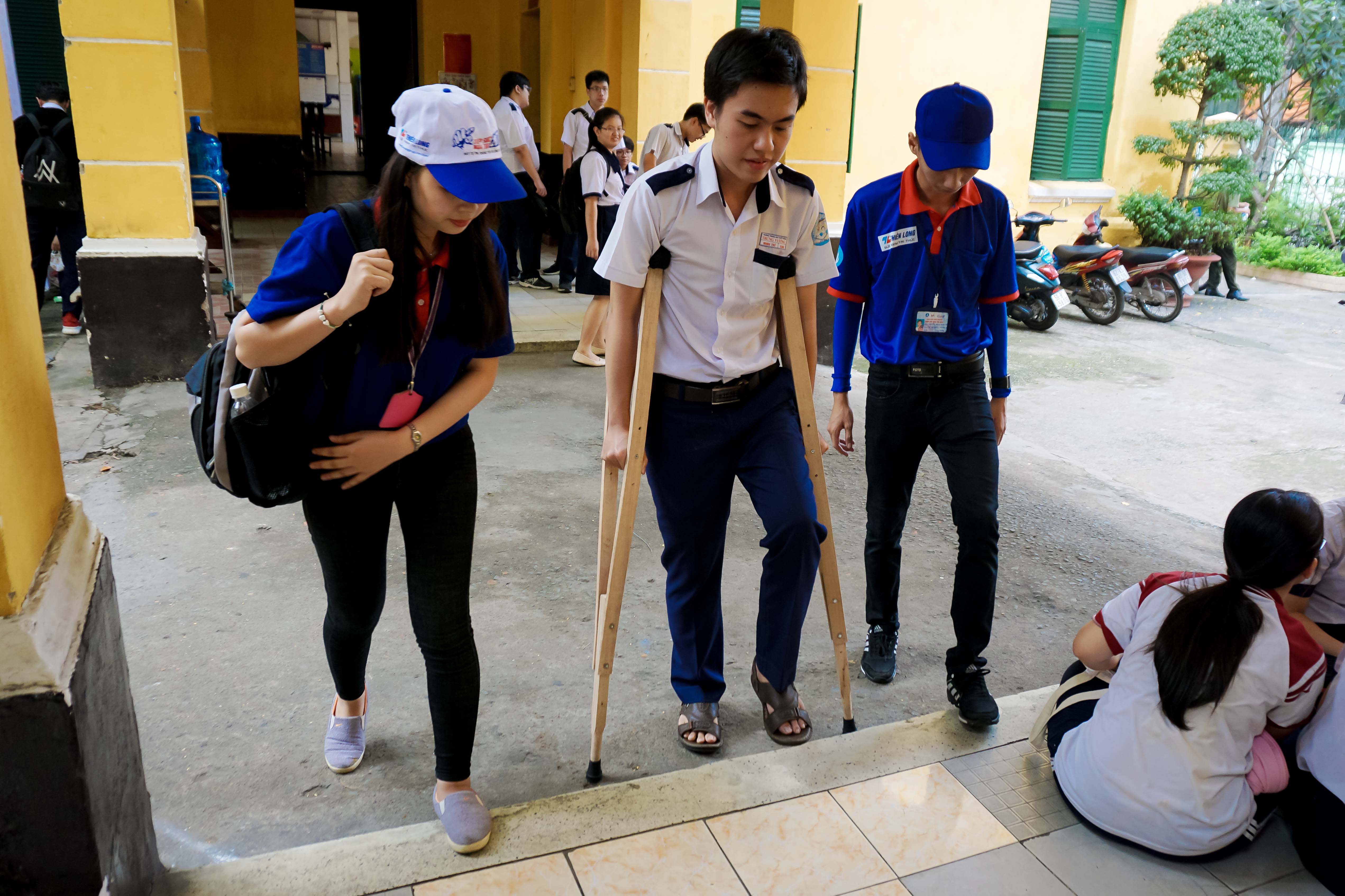 Hai thí sinh bị tai nạn mặc dù thế vẫn nỗ lực thi THPT Quốc gia - Ảnh 3. Hai thí sinh bị tai nạn cơ nhưng mà vẫn quyết tâm thi THPT Quốc gia - Ảnh 3.