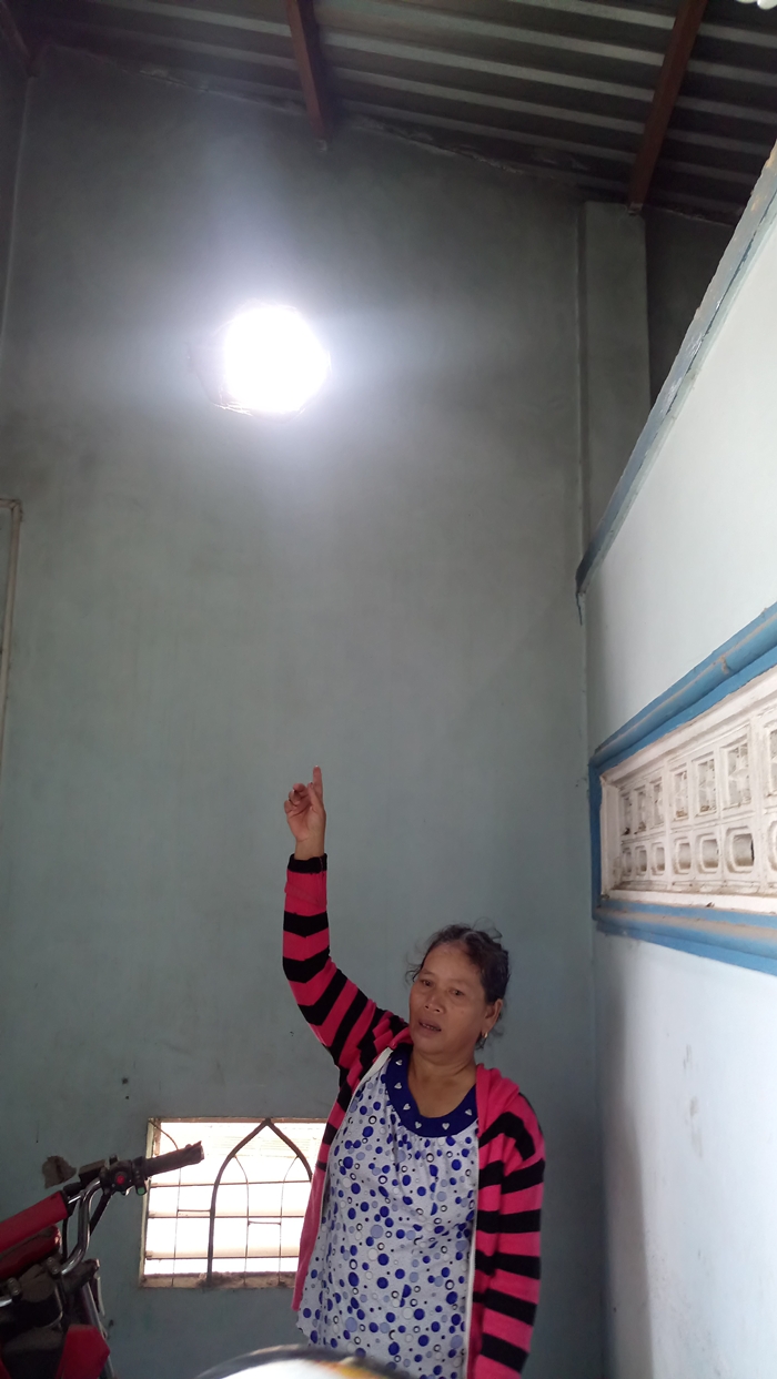 Sau loạt tiếng nổ khi máy bay bay ngang, nhiều nhà dân bị hỏng nặng - Ảnh 3. Sau loạt tiếng nổ khi máy bay bay ngang, nhiều nhà dân bị hỏng nặng - Ảnh 3.