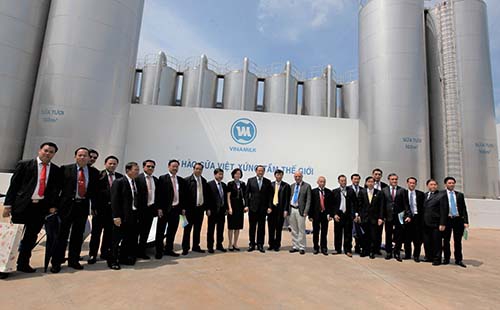 Phó Thủ tướng Lào thăm và làm việc với Vinamilk - Ảnh 3. Phó Thủ tướng Lào thăm và làm việc với Vinamilk - Ảnh 3.