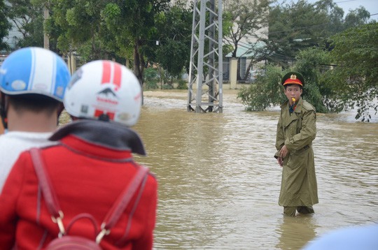 Nước lũ tại Huế lại lên, Đà Nẵng hàng ngàn hộ dân còn ngập - Ảnh 9.