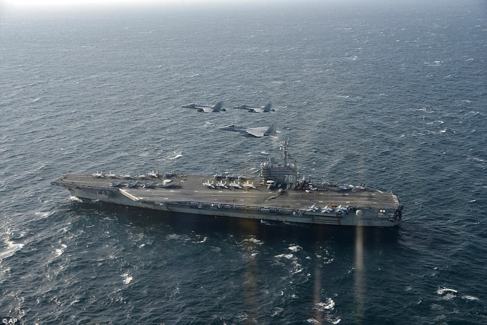 
Hia máy bay U.S. F/A-18 (Mỹ) và F-15 (Nhật Bản) bay phía trên tàu USS Ronald Reagan trong lúc tập trận. Ảnh: REUTERS

