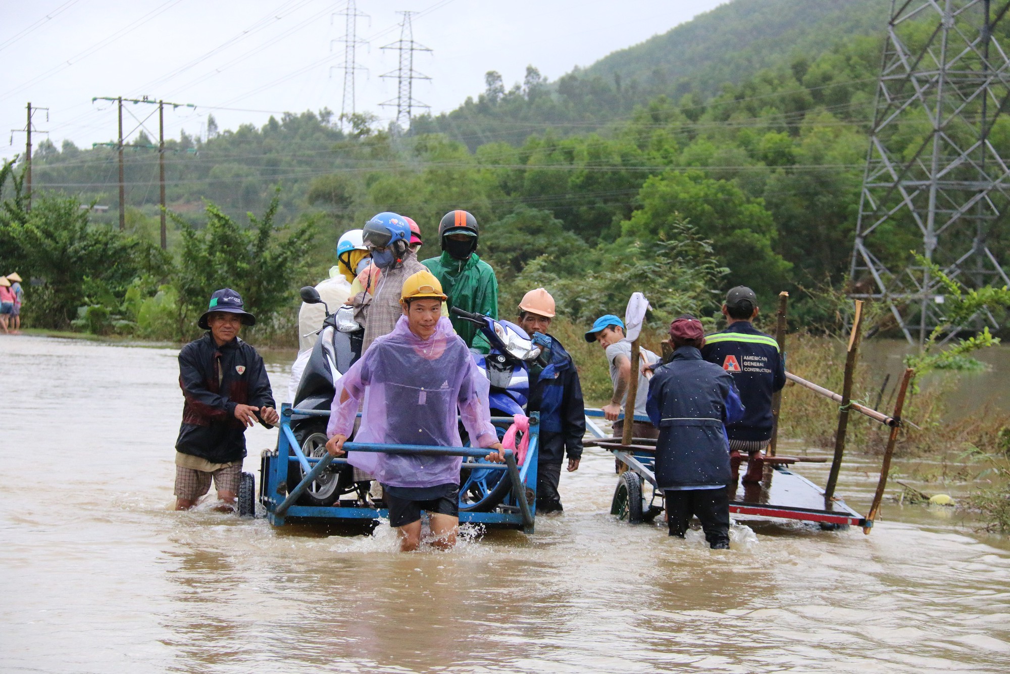 Người dân Quảng Nam dùng xe bò chở xe máy vượt lũ - Ảnh 6.