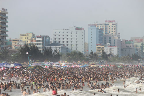 Biển Sầm Sơn (Thanh Hóa) đông nghẹt người Ảnh: THANH TUẤN