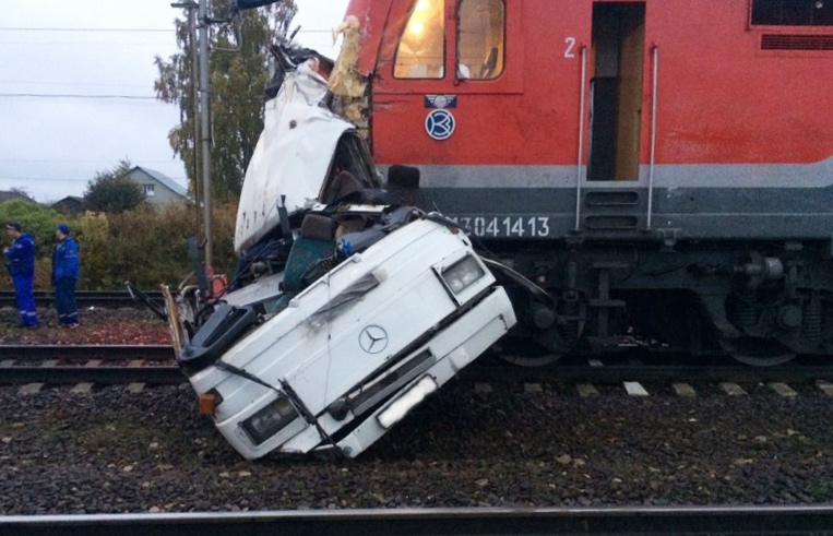 Nga: Tàu lửa “xé toạc” xe buýt, 19 người chết - Ảnh 4. Nga: Tàu lửa “xé toạc” xe buýt, 19 người chết - Ảnh 4.