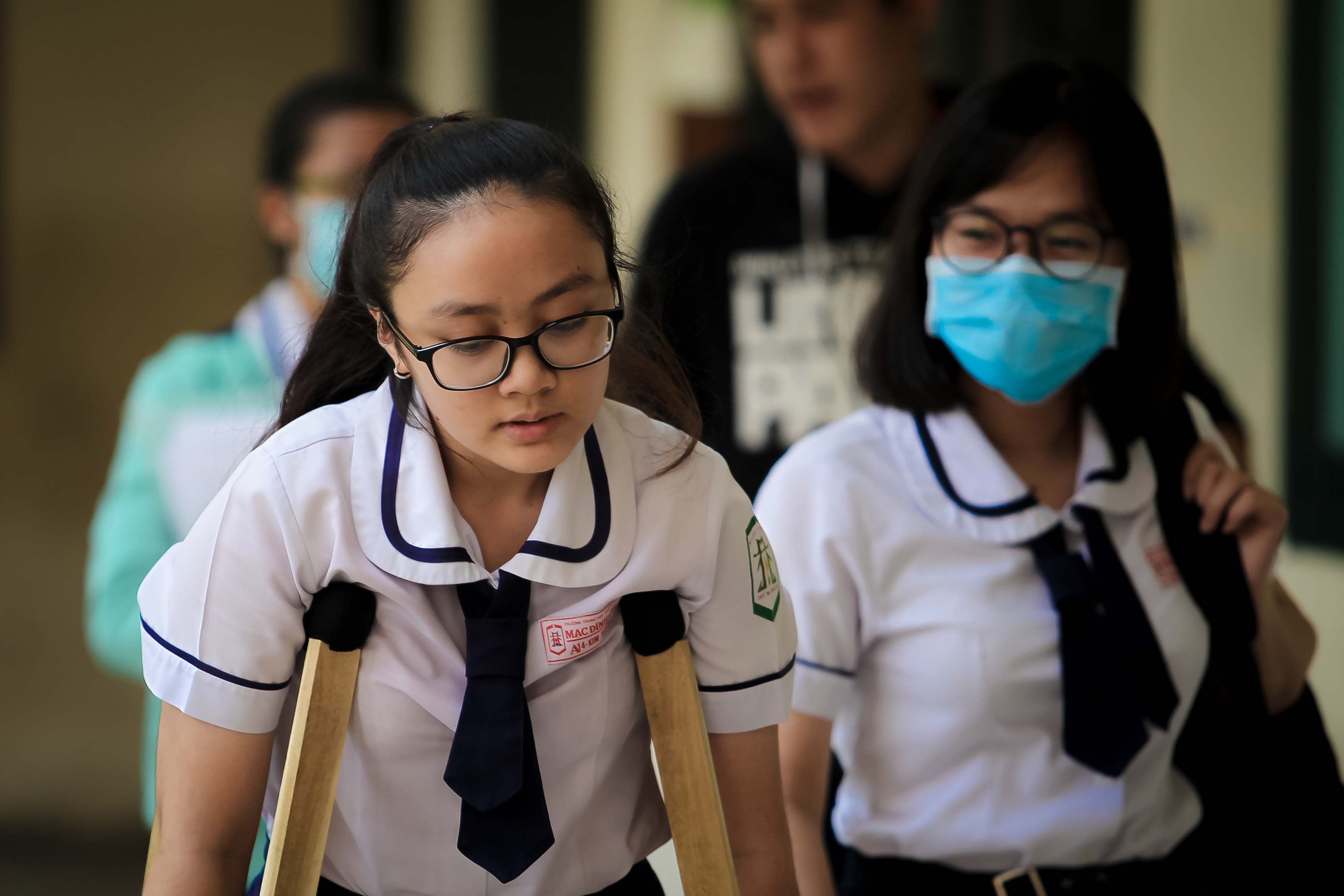 Cảm động hình ảnh người cha đưa con gái đi thi tại sài gòn - Ảnh 2. Cảm động hình ảnh người cha đưa con gái đi thi ở thành phố hcm - Ảnh 2.