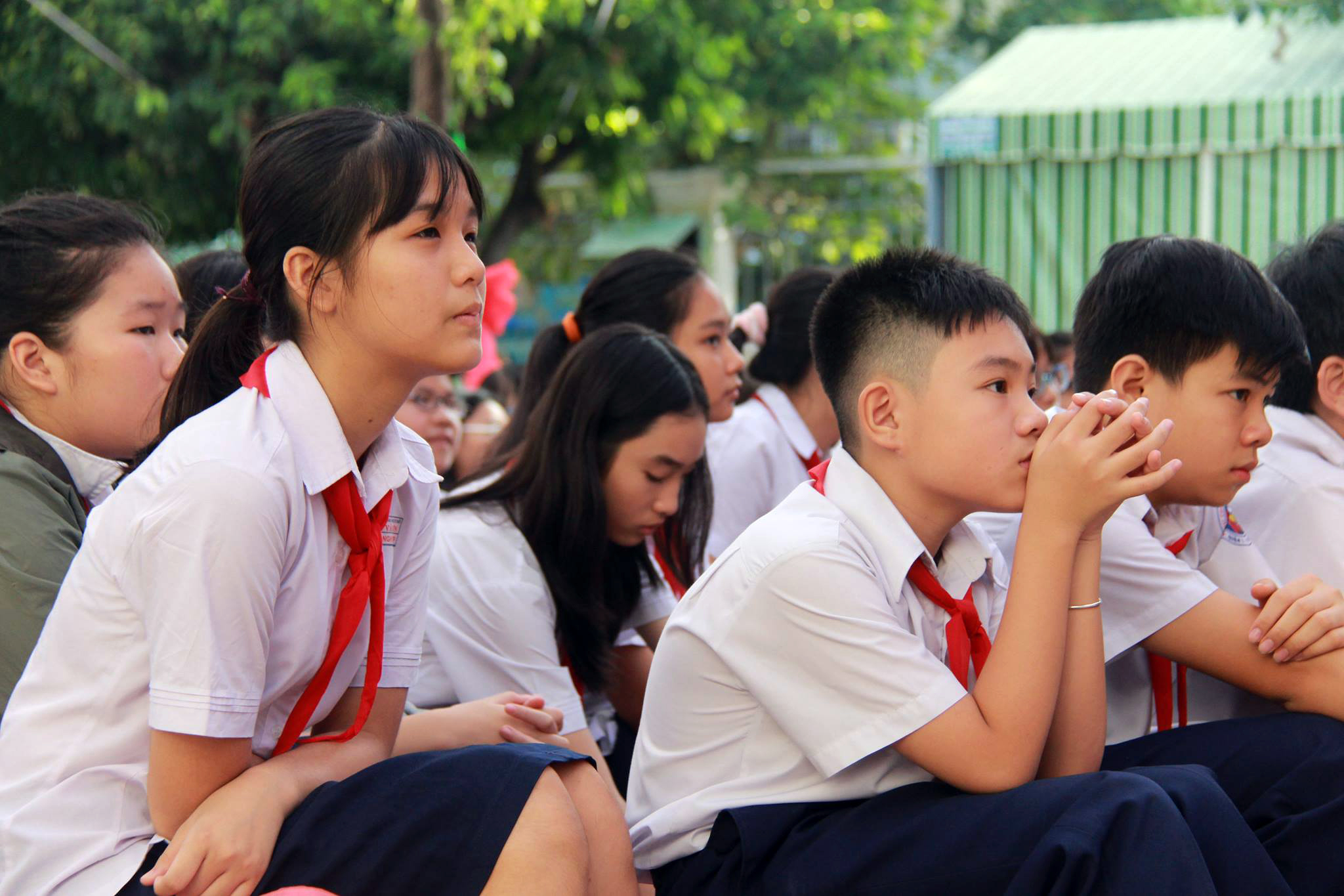 các học trò chăm chú theo dõi phiên tòa giả thiết.
