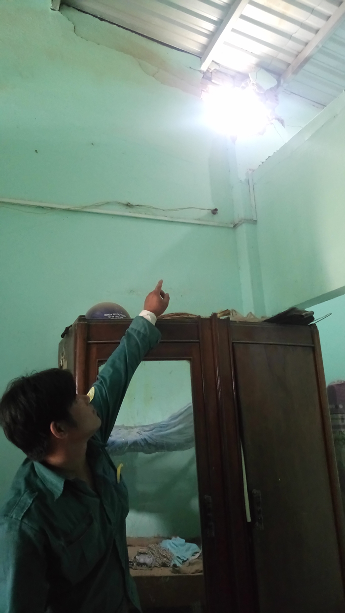 Sau loạt tiếng nổ khi máy bay bay ngang, nhiều nhà dân bị hỏng nặng - Ảnh 4. Sau loạt tiếng nổ khi máy bay bay ngang, nhiều nhà dân bị hỏng nặng - Ảnh 4.