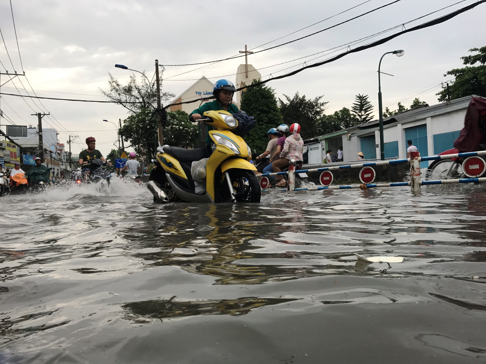 Sài Gòn mưa rả rích nhưng mênh mông nước! - Ảnh 2.