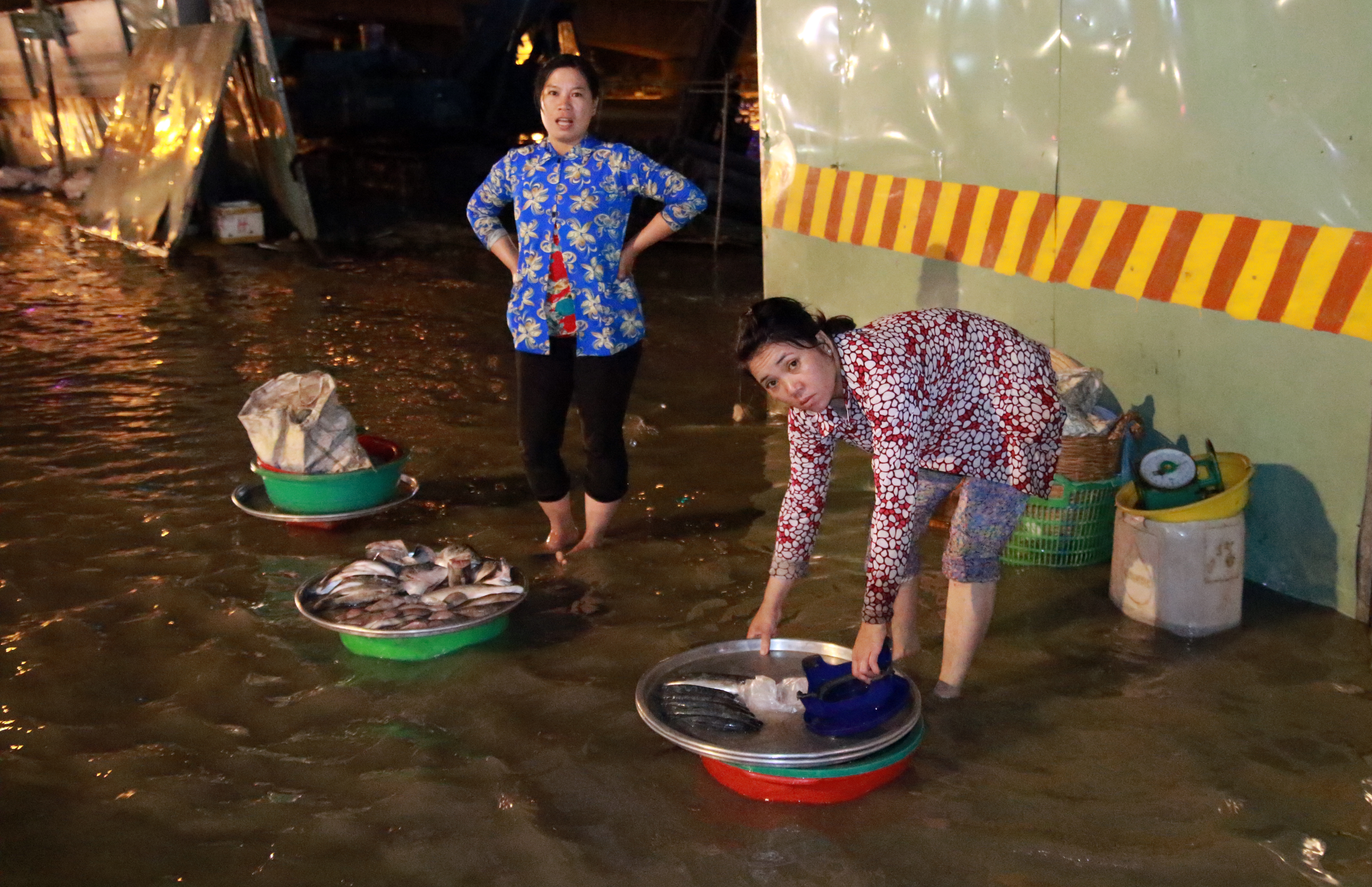 Sài Gòn hụp lặn trong nước ngập đêm đầu tuần - Ảnh 3.