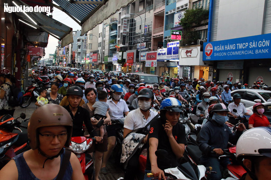 Đường nào cũng kẹt, dân Sài Gòn mệt mỏi trở về nhà - Ảnh 6.