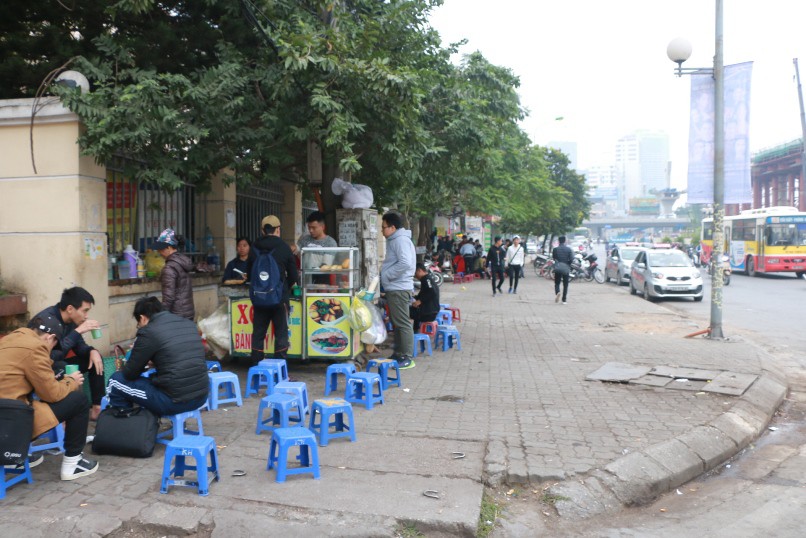 Vỉa hè Hà Nội: Sau 9 tháng ra quân đâu lại vào đấy - Ảnh 4.