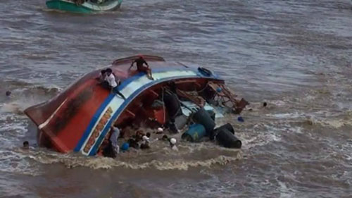 Chiếc tàu cá chở 39 người bị chìm ở cửa biển Gành Hào Ảnh: CÔNG TUẤN.