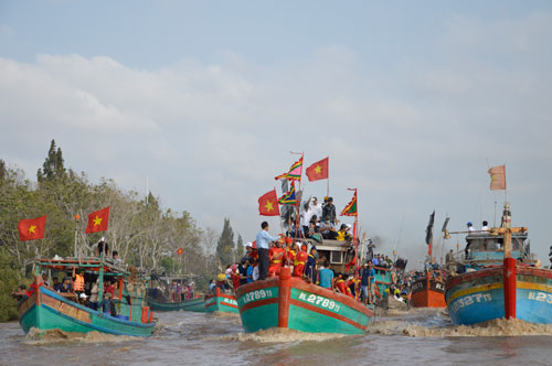 Tàu đánh cá chở đầy ắp người khi tham gia lễ hội Nghinh Ông ở Bạc Liêu nhưng không ai mặc áo phao Ảnh: Bích Như