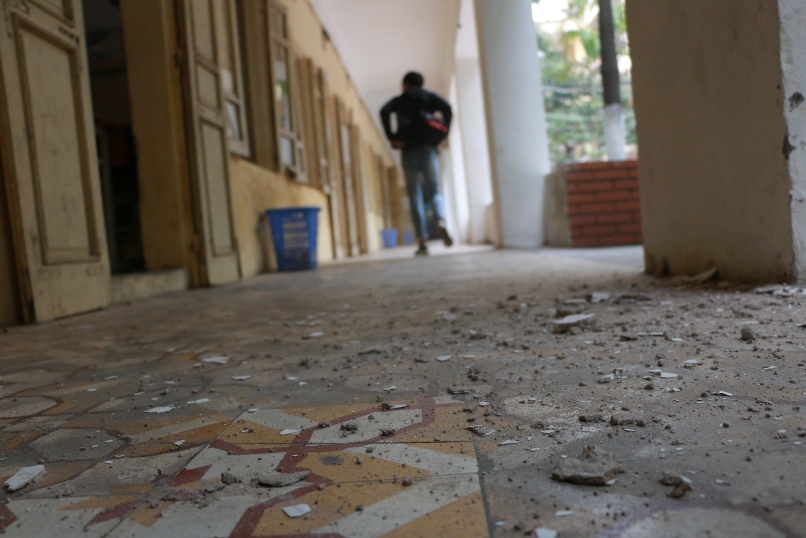 Bên trong ngôi nơi học tập sinh phải đội mũ bảo hiểm ngồi học - Ảnh 4. Bên trong ngôi trường học sinh phải đội mũ bảo hiểm ngồi học - Ảnh 4.