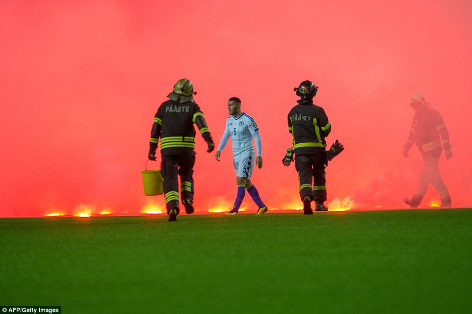 Trận Estonia - Bosnia chìm trong khói lửa - Ảnh 7.