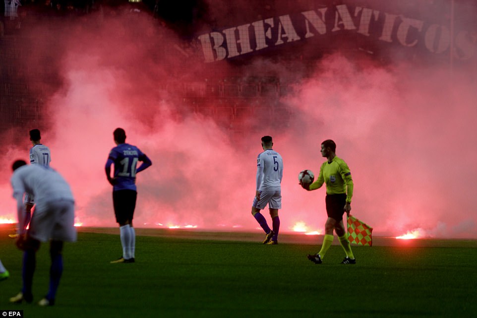 Trận Estonia - Bosnia chìm trong khói lửa - Ảnh 4.