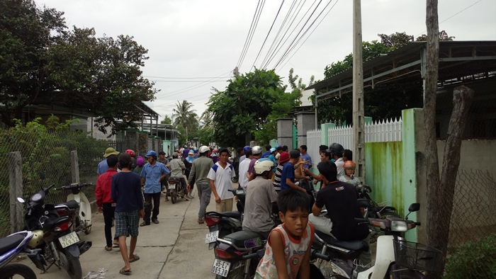 Sau loạt tiếng nổ khi máy bay bay ngang, nhiều nhà dân bị hỏng nặng - Ảnh 7. Sau loạt tiếng nổ khi máy bay bay ngang, nhiều nhà dân bị hỏng nặng - Ảnh 7.