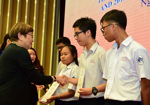 8,46 tỉ đồng được trao tặng tại lễ trao học bổng Lawrence S. Ting lần thứ 15 - Ảnh 2. 8,46 tỉ đồng được trao tặng tại lễ trao học bổng Lawrence S. Ting lần thứ 15 - Ảnh 2.