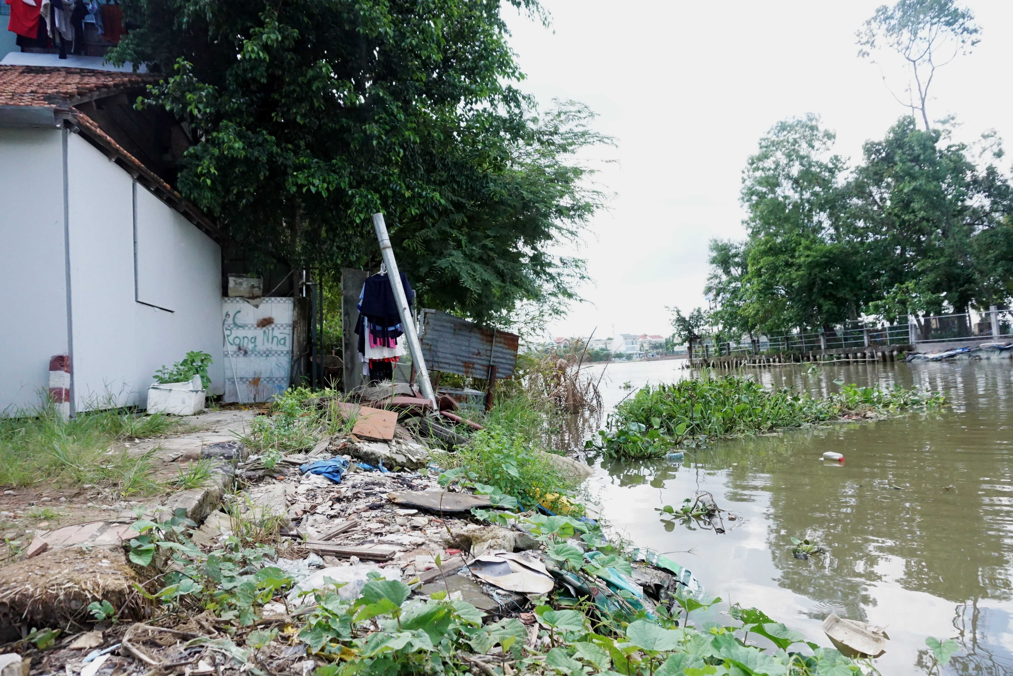 Kinh hãi 27 căn nhà sắp tuột xuống sông Sài Gòn! - Ảnh 13.