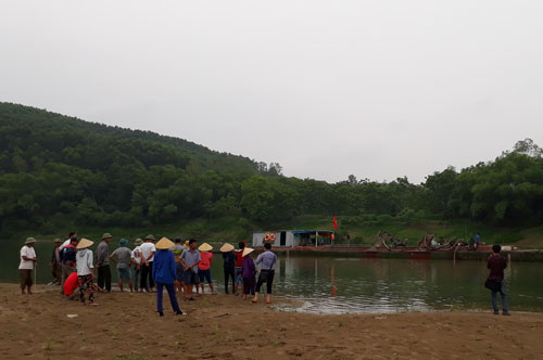 Người dân xóm Hùng Phong, xã Lưu Sơn, huyện Đô Lương, tỉnh Nghệ An tập trung ở bờ sông để phản đối việc khai thác cát