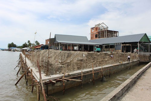 Lấn biển, băm nát làng chài - Ảnh 1.