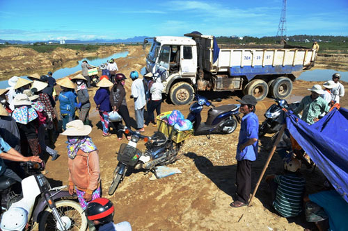 Cuối năm 2016, hàng trăm người dân xã Tịnh An, TP Quảng Ngãi đã ngăn chặn việc khai thác cát dọc sông Trà Khúc