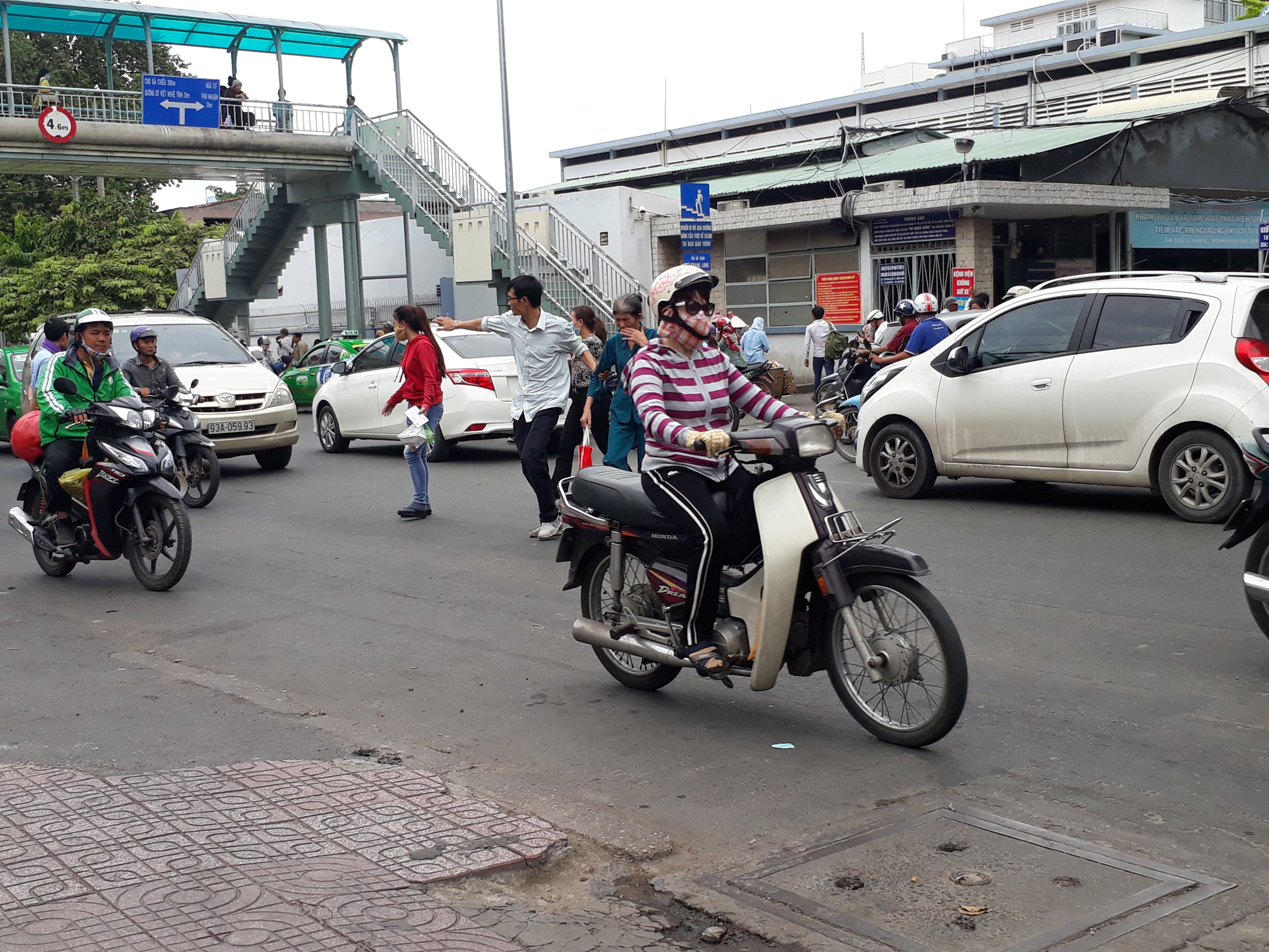 Chê cầu bộ hành vì lười và liều - Ảnh 5.