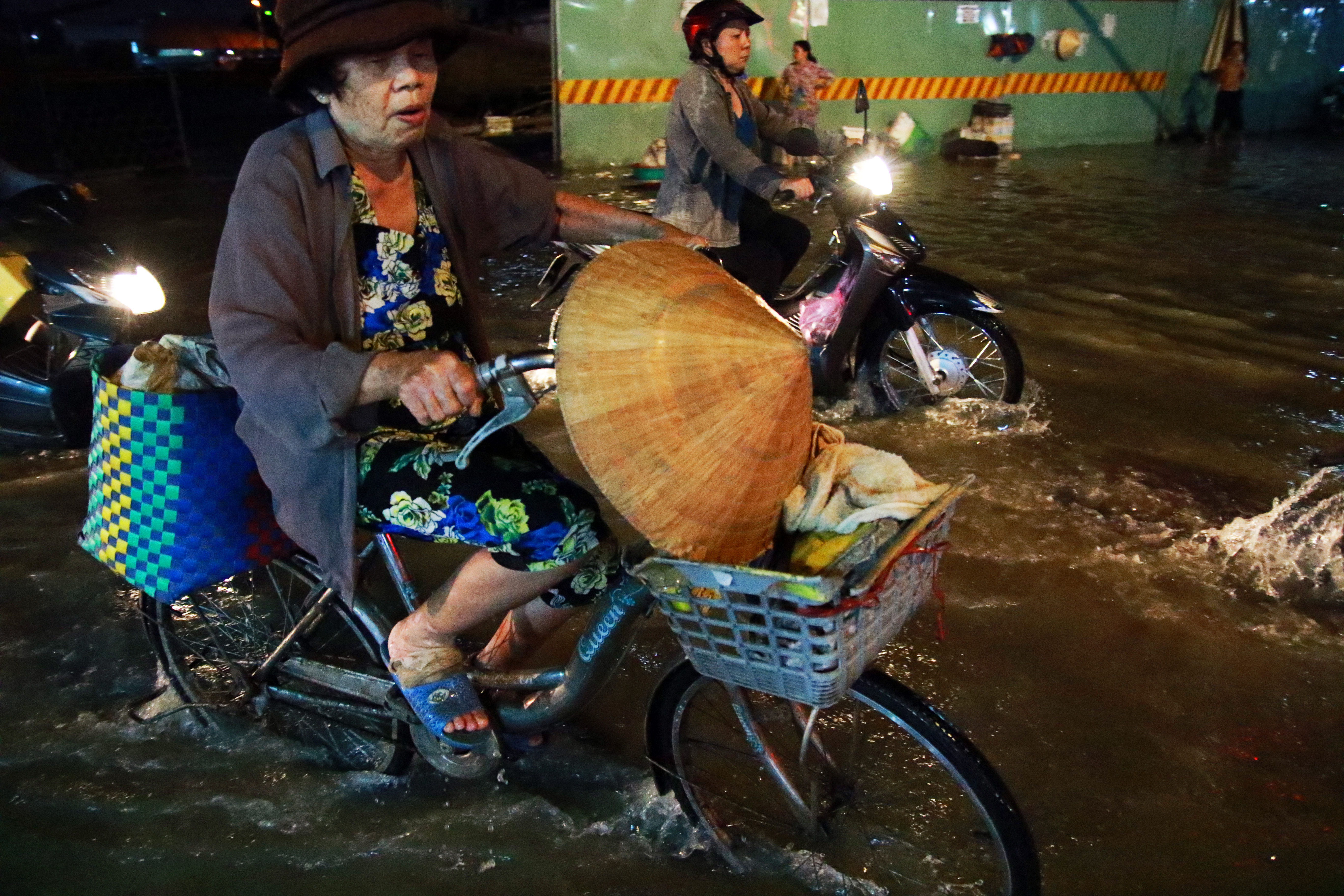 Sài Gòn hụp lặn trong nước ngập đêm đầu tuần - Ảnh 12.