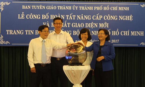 Các đại biểu thực hiện nghi thức ra mắt giao diện mới Trang tin điện tử Đảng bộ TP HCM