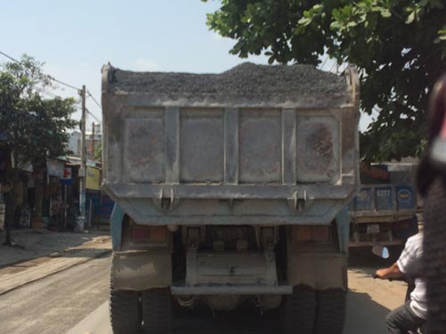 Xe ben chở quá tải lưu thông trên đường Nguyễn Xiển, quận 9, TP HCM trong giờ cấm Ảnh: GIA MINH