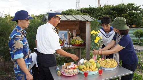 Nơi đảo xa các anh nằm lại - Ảnh 2.