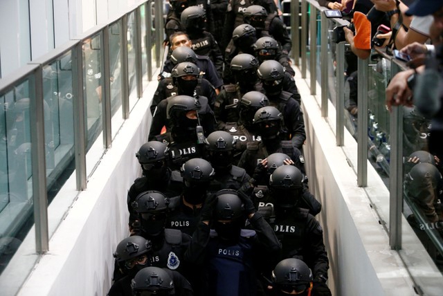 Lực lượng cảnh sát dày đặc tại sân bay hôm 24-10. Ảnh: Reuters