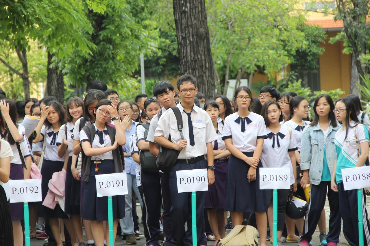 866.000 thí sinh làm giấy má dự ở 2.300 điểm thi - Ảnh 1.