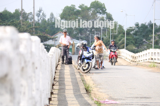 Hàng ngàn người liều mình lưu thông qua cây cầu sắp sập - Ảnh 9.