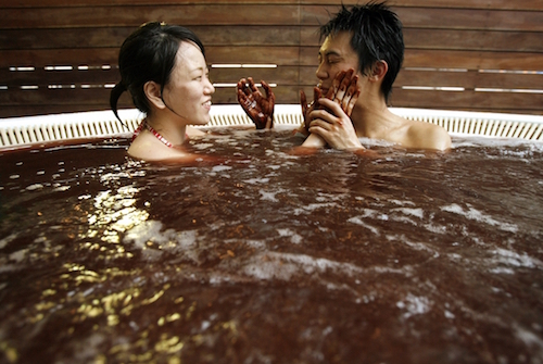 
Tắm sôcôla

Tắm sôcôla thường được các cặp đôi lựa chọn nhờ sự ấm áp, ngọt ngào và lãng mạn. Tuy nhiên hình thức này chỉ áp dụng vào trước và sau ngày lễ Tình yêu. Ảnh: IBTimes.
