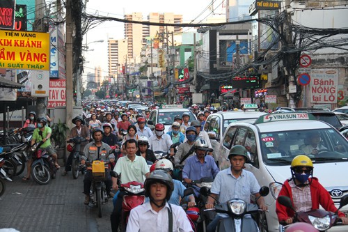 Chưa bàn thu phí ô tô vào trung tâm TP HCM - Ảnh 1.