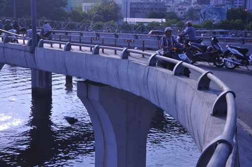 Nhiều đoạn lan can cầu Nguyễn Văn Cừ được thiết kế khá thấp