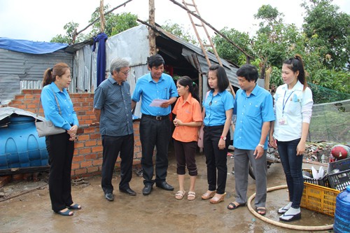 Lũ lên, nhiều nơi ở miền Trung lại bị chia cắt - Ảnh 1.