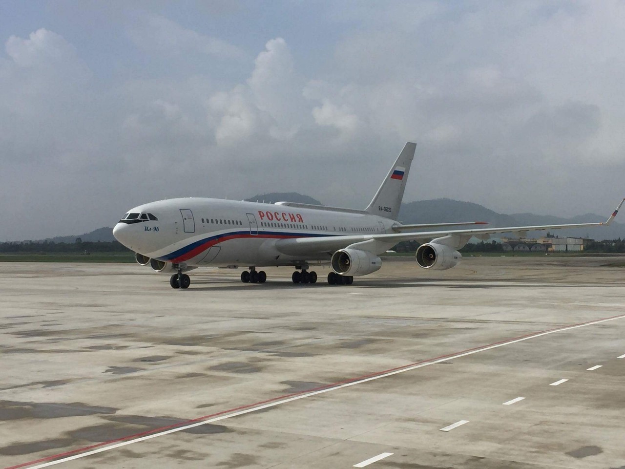 
Chuyên cơ chở Tổng thống Vladimir Putin hạ cánh xuống sân bay quốc tế Đà Nẵng. Ảnh: Hoàng Triều
