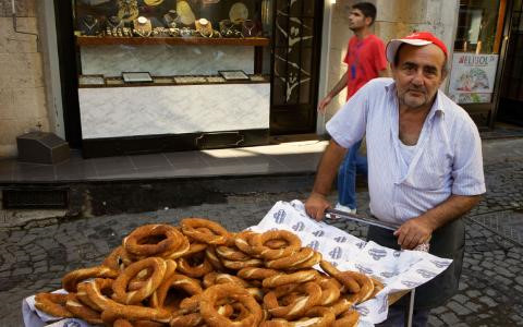 Istanbul, Thổ Nhĩ Kỳ: Istiklal Caddesi được coi như “trái tim và dạ dày” của Istanbul với rất nhiều các món ăn đường phố. Món ăn nổi tiếng ở đây là bánh bagel có rắc vừng và chấm mật, ăn nóng khi vừa ra khỏi lò.