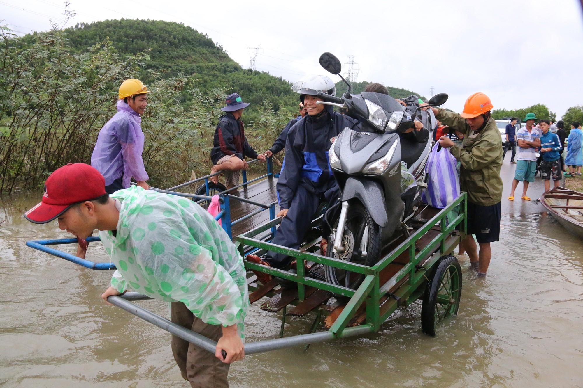 Người dân Quảng Nam dùng xe bò chở xe máy vượt lũ - Ảnh 5.