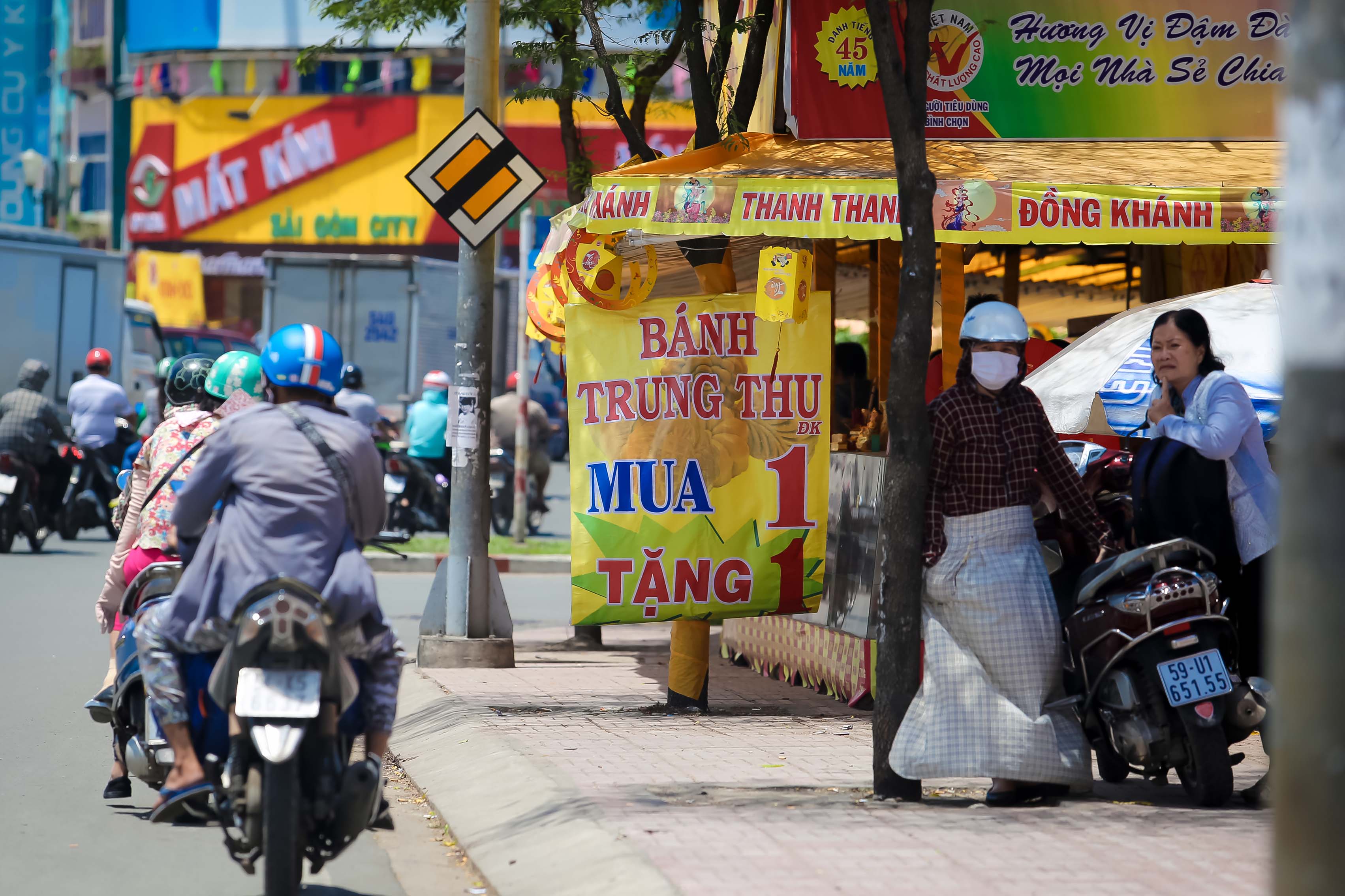 Thực hư bánh trung thu mua 1 tặng 3, 4 - Ảnh 4.