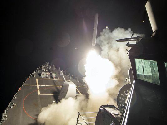 Tên lửa Tomahawk phóng từ tàu khu trục Mỹ USS Ross tấn công căn cứ không quân al-Shayrat rạng sáng 7-4 Ảnh: REUTERS